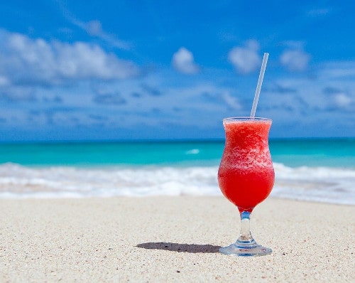 海辺と飲み物　夏のイメージ